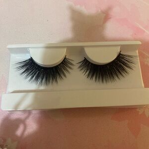 Huda Beauty Dramatic Black False Eyelashes